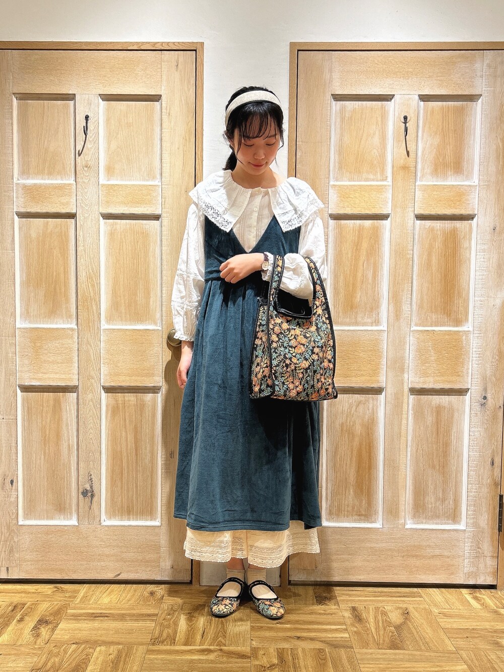 「秋先取りコーデ、Samansa Mos2、サマンサ モスモス(Samansa Mos2)、秋服、ワンピース、ベロア、ブラウス、ガーリー、レース、花柄、休日スタイル、お出かけコーデ、グリーン、高身長女子」｜「Samansa Mos2のゴブランマルシェバッグ（ハンドバッグ、ブラック系）」を使った、kahoさん（レディース・169cm）の秋コーディネートの1枚目の写真