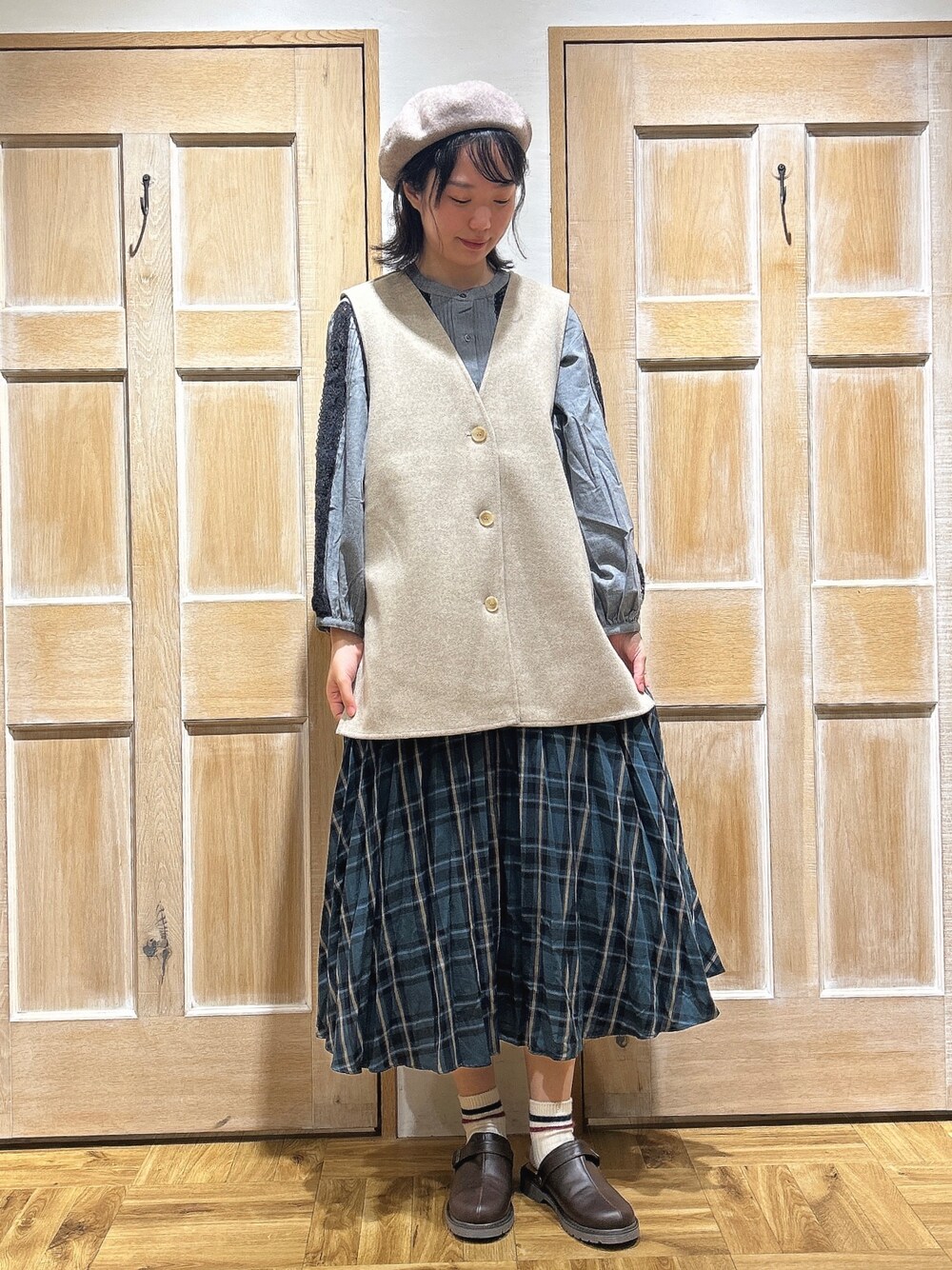 「Samansa Mos2、サマンサ モスモス(Samansa Mos2)、秋コーデ、秋服準備はじめました、ベスト、ジレ、チェック、スカート、レースブラウス、ブラウス、お出かけコーデ、グリーン、ベレー帽、高身長女子」｜「Samansa Mos2の杢カラーベレー帽（ハット、ブラウン系）」を使った、kahoさん（レディース・169cm）の秋コーディネートの1枚目の写真