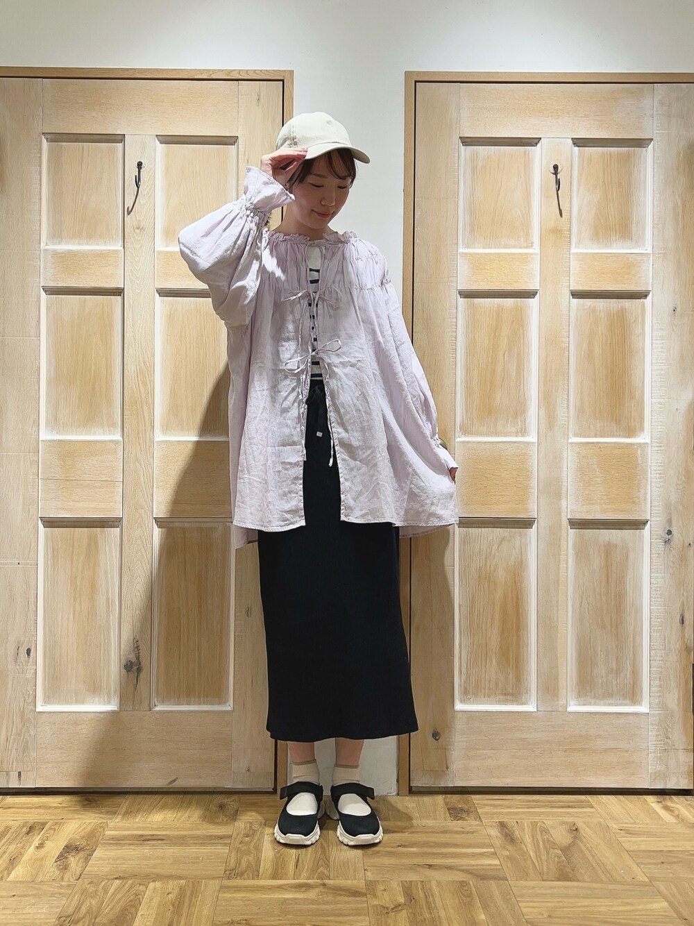 「Samansa Mos2、SM2、サマンサ モスモス(Samansa Mos2)、春コーデ、大人カジュアル、カジュアル、ボーダー、ロンT、チュニック、ラベンダー、スカート、キャップ、スニーカー、春のおしゃ見えテクニック、高身長女子」｜「Samansa Mos2の【Water less Linen】前後2WAYギャザーチュニック（チュニック、パープル系）」を使った、kahoさん（レディース・169cm）の春コーディネートの1枚目の写真