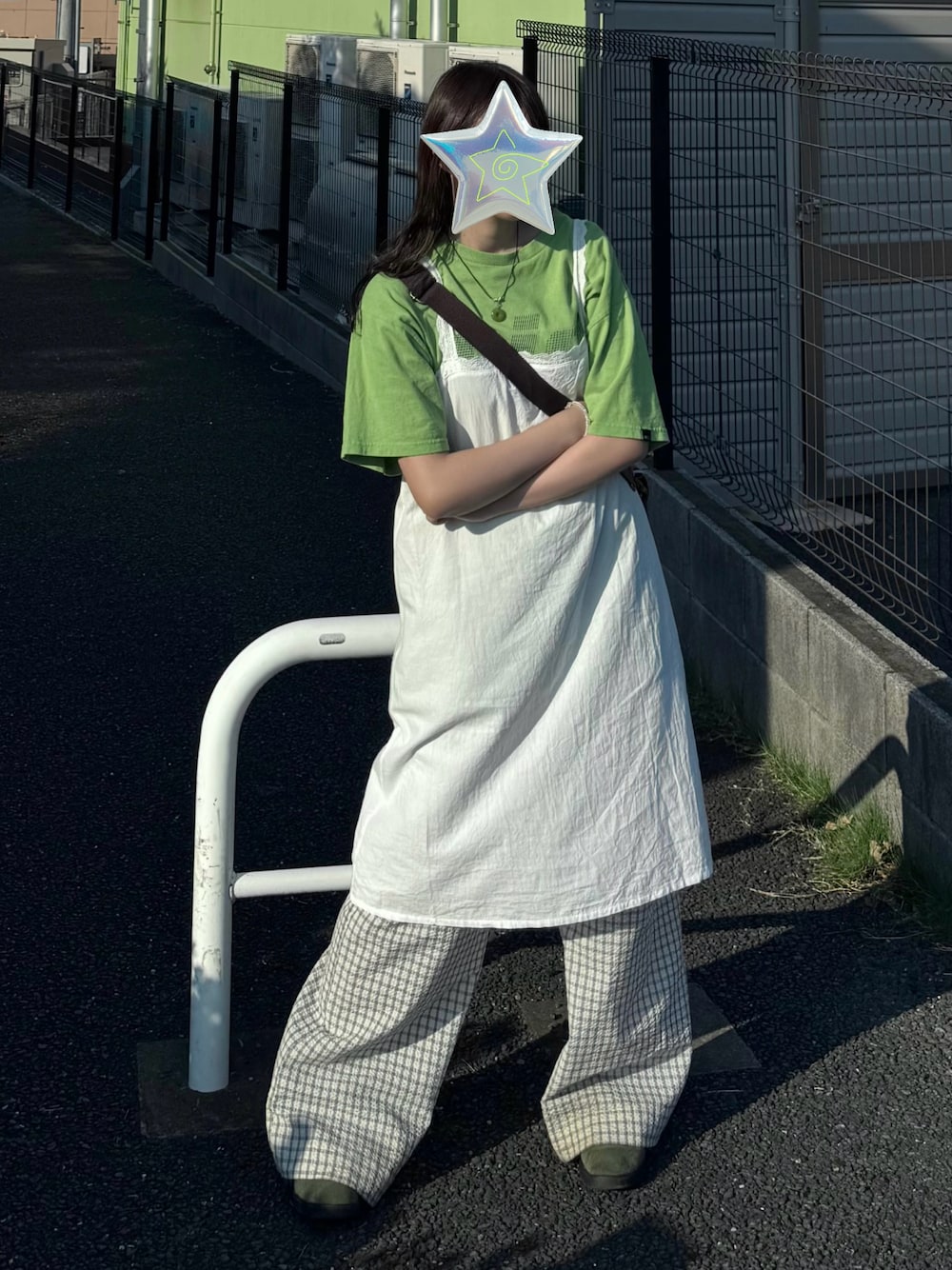 「休日スタイル、オトナカワイイ、低身長女子、今日のコーデ、カジュアルガーリー、レイヤード、レイヤードスタイル、チェックパンツ、ワンピース、Tシャツ、夏コーデ、夏服、夏」｜「INTER FACTORYのしいな - レースコットンワンピース made in INTER FACTORY（ワンピース、ホワイト系）」を使った、ちひろさん（骨格ウェーブ・レディース・153cm）の秋コーディネートの1枚目の写真
