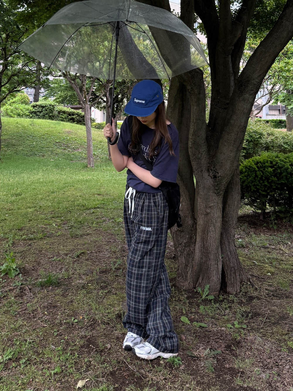 「シティーガール、チェックパンツ、夏服、通学コーデ、Tシャツ」｜「Supreme のアイテム（キャップ、ブルー系）」を使った、ちひろさん（骨格ウェーブ・レディース・153cm）の夏コーディネートの1枚目の写真