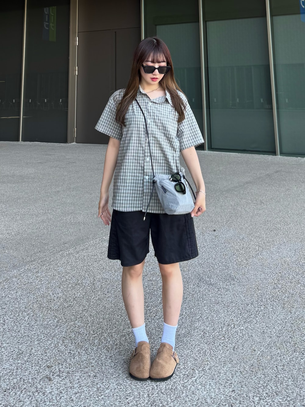 「サングラス、ハーフパンツ、チェックシャツ、半袖シャツ、ナイロンバッグ、夏服、夏コーデ、BBQ、海、ラクチンコーデ、カジュアルスタイル」｜「YOLOのアイテム（シャツ/ブラウス、グリーン系）」を使った、ちひろさん（骨格ウェーブ・レディース・153cm）の夏コーディネートの1枚目の写真