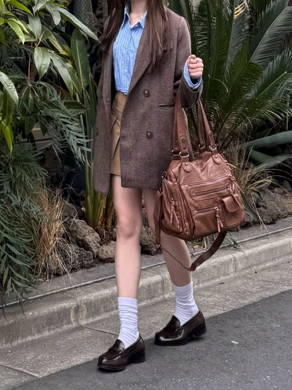 ブラウン系のローファー、ブラウン系のテーラードジャケット、ベージュ系のスカートを着用したレディースの秋コーディネートの1枚目の写真