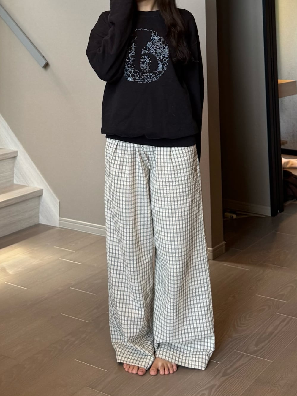 ホワイト系のパンツを着用したレディースの秋コーディネートの1枚目の写真