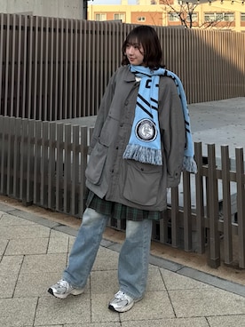 「MONO-MART LADY'S（モノマートレディース）のジャガード グラフィック サッカーマフラー（マフラー、ブルー系）」を使った、ちひろさん（レディース・153cm）の春コーディネート