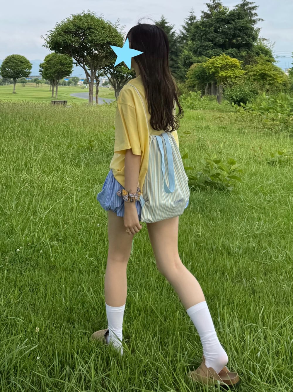 「Tシャツ、ストライプパンツ、イエロー、ピクニック、ナップサック、commongullproducts.、シティーガール」｜「YOLOのアイテム（バックパック/リュック、ブルー系）」を使った、ちひろさん（骨格ウェーブ・レディース・153cm）の夏コーディネートの1枚目の写真