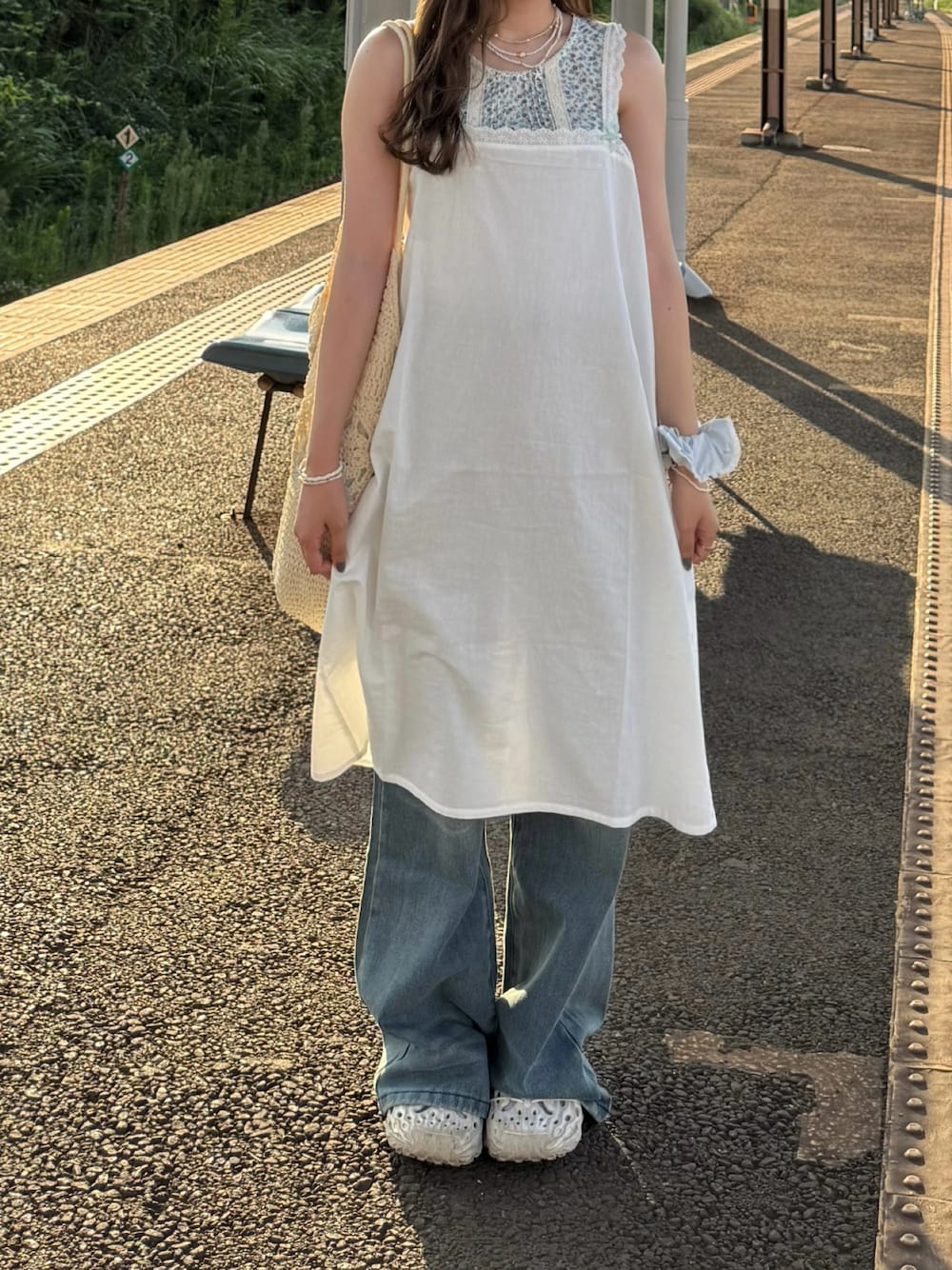 「チュニック、ワンピース、レイヤードスタイル、デニム、カジュアル、カフェ、ピクニック、夏コーデ、WEARタイアップ、大人カジュアル」｜「INTER FACTORYのしいな - レースコットンワンピース made in INTER FACTORY（ワンピース、ホワイト系）」を使った、ちひろさん（骨格ウェーブ・レディース・153cm）の夏コーディネートの1枚目の写真
