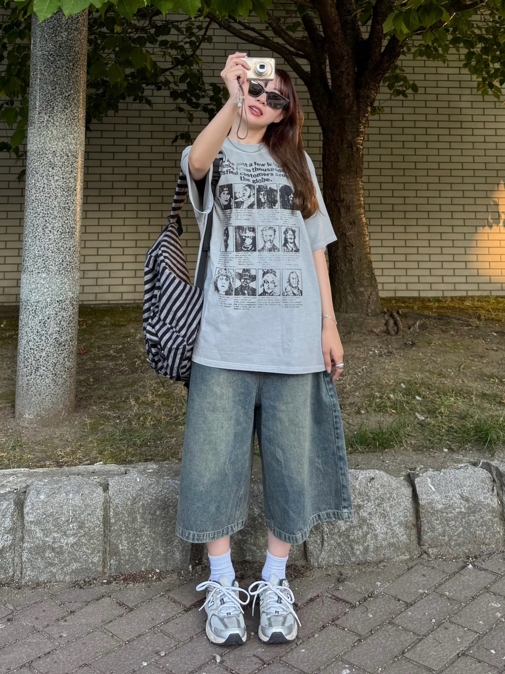 「ハーフパンツ、Tシャツ、プリントT、リュック、サングラス、韓国ファッション、夏ルックで気分アップ、デニムハーフパンツ、スポーツミックス」｜「Noknowのアイテム（Tシャツ/カットソー、グレー系）」を使った、ちひろさん（骨格ウェーブ・レディース・153cm）の夏コーディネートの1枚目の写真