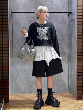 「PAGEBOY（ページボーイ）のレースカレッジスウェット/トレーナー【SHORT/LONG2サイズ展開】（スウェット、グレー系）」を使った、さとみんさんの秋コーディネート