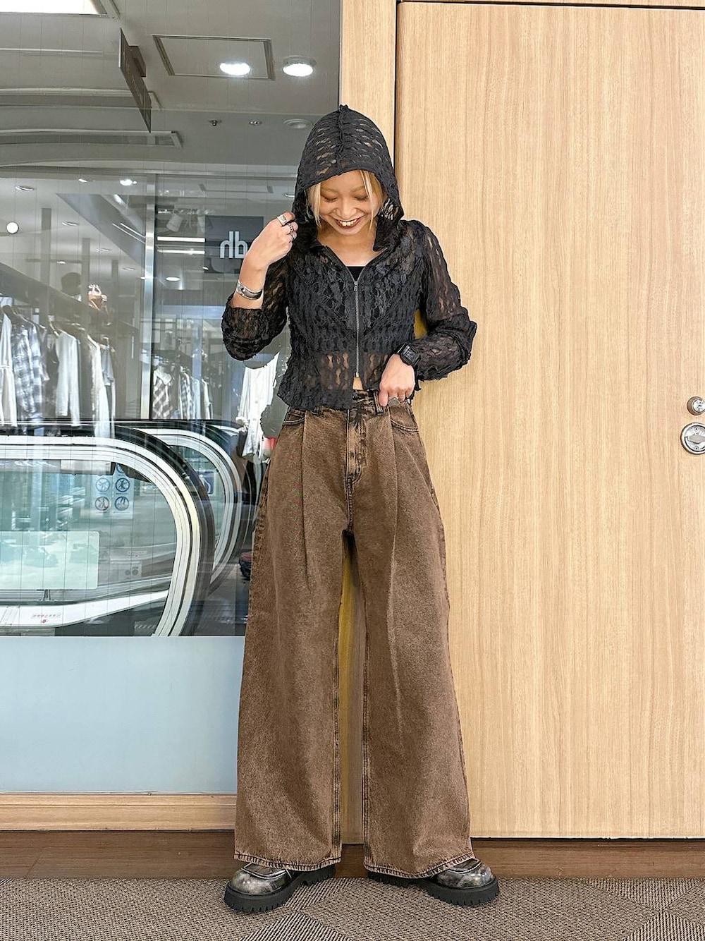 「モード、カジュアル、デニムパンツ、JEANASIS」｜「FOREVER 21の【2025SS】カップ付きクロップドキャミ（キャミソール、ブラック系）」を使った、みきのすけさん（レディース・160cm）の夏コーディネートの1枚目の写真