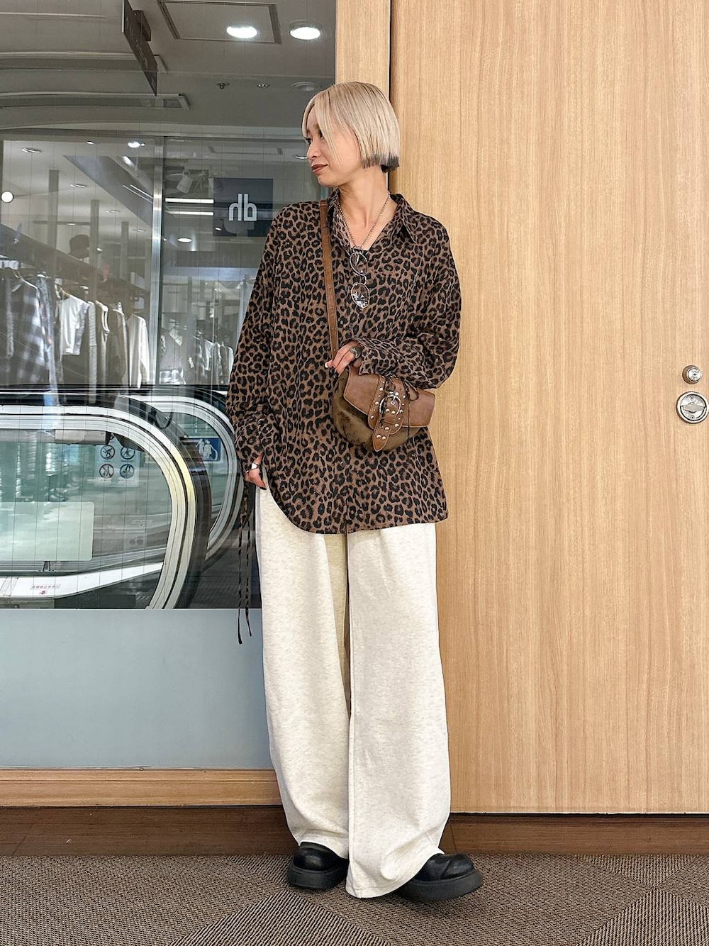 「オーバーサイズ、メンズライク、モード、カジュアル、シャツ、スウェットパンツ、バッグ、ママコーデ、JEANASIS」｜「JEANASISのベルトボリュームサボ/286403（サンダル、ブラック系）」を使った、みきのすけさん（レディース・160cm）の秋コーディネートの1枚目の写真