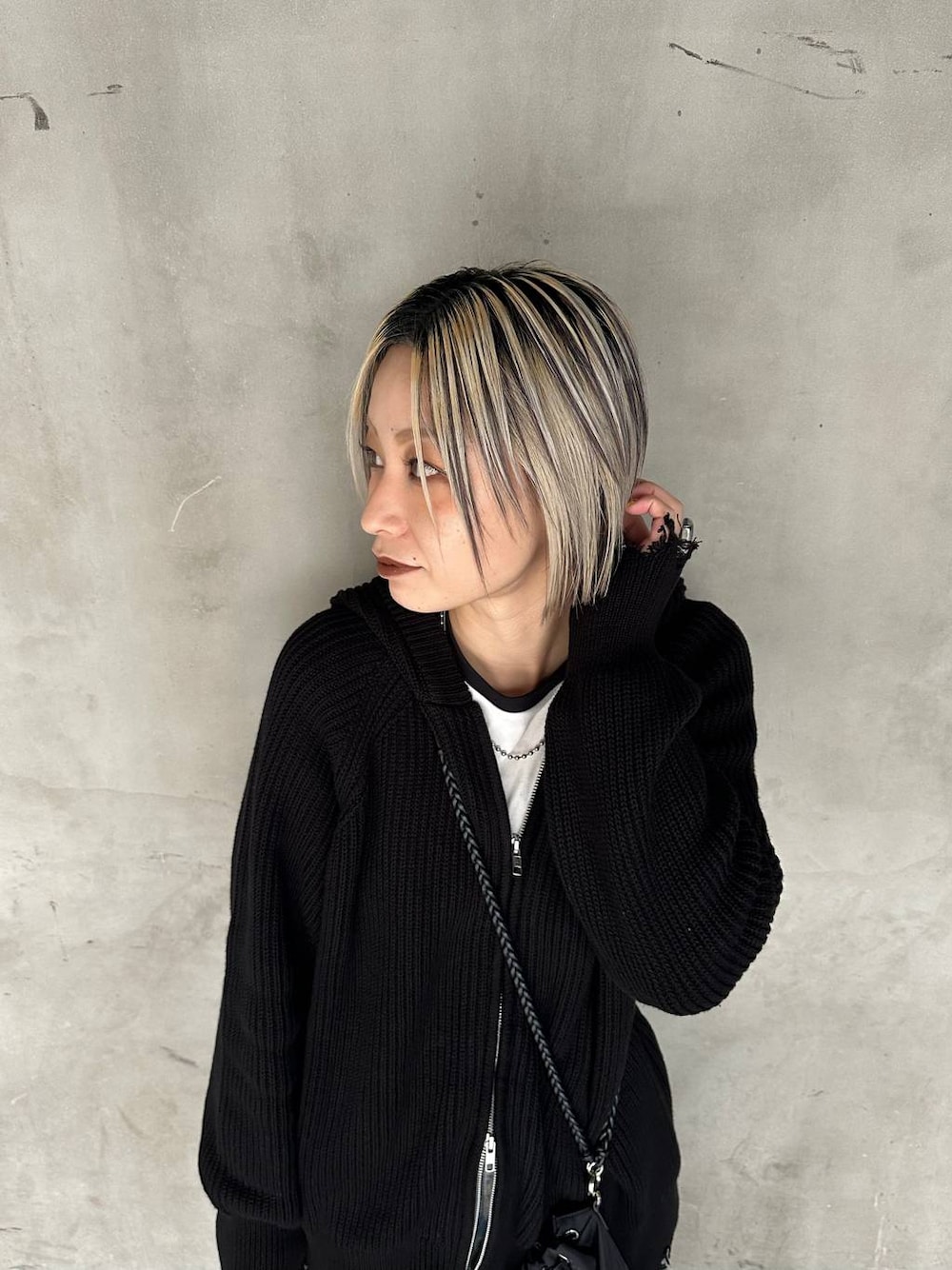 ブルー系のデニムパンツ、ブラック系のTシャツ/カットソー、ブラック系のパーカーを着用したレディースの秋コーディネートの1枚目の写真