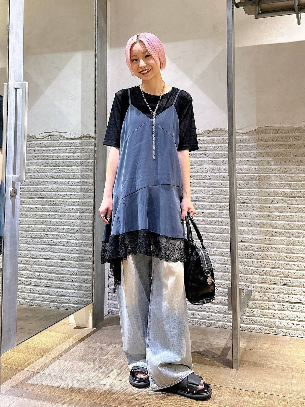 「モード、カジュアル、Tシャツ、デニムパンツ、サンダル、バッグ、セールコーデ、ママコーデ、JEANASIS」｜「JEANASISのYラインロングチェーンネックレス/290385（ネックレス、シルバー系）」を使った、みきのすけさん（レディース・160cm）の夏コーディネートの1枚目の写真