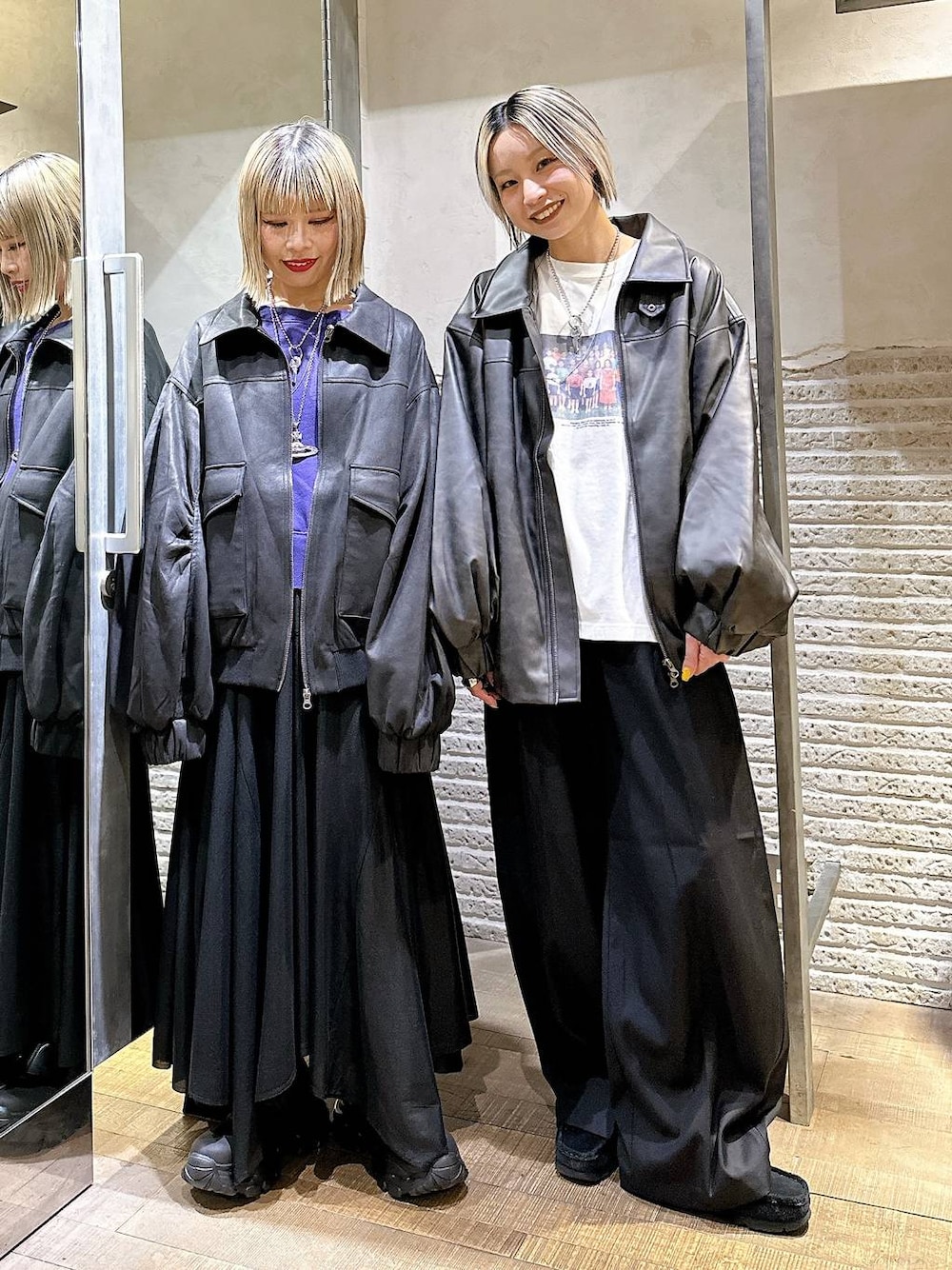 ブラック系のブルゾン、ブラック系のブルゾン、ブラック系のブーツを着用したレディースの秋コーディネートの1枚目の写真