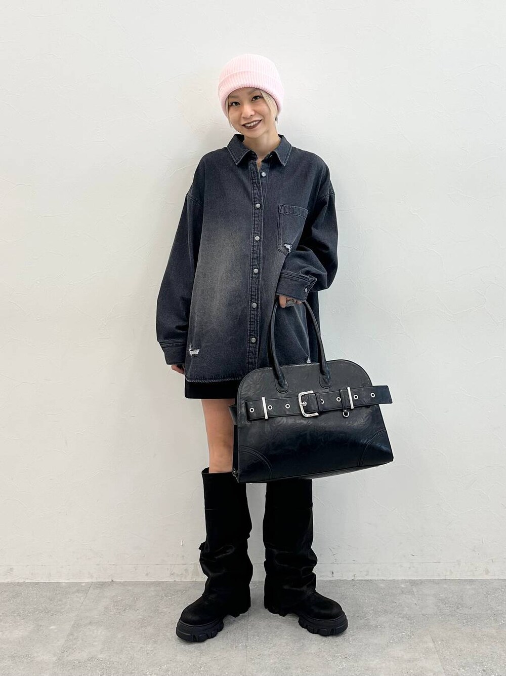 ブラック系のブーツ、ブラック系のその他パンツ、ブラック系のショルダーバッグを着用したレディースの秋コーディネートの1枚目の写真