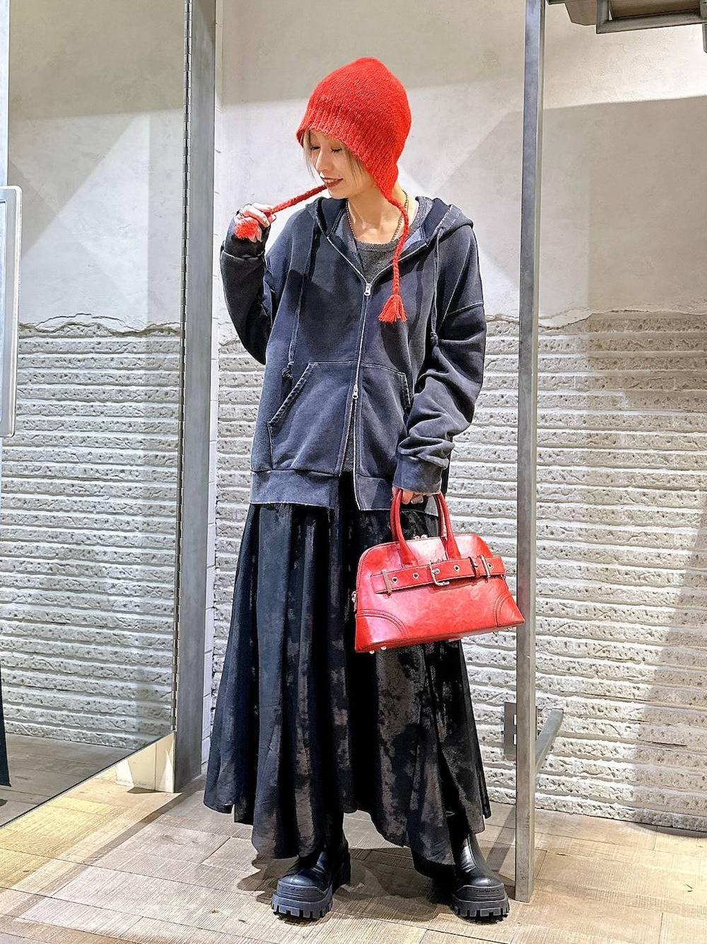 ブラック系のTシャツ/カットソー、ブラック系のパーカー、ブラック系のブーツを着用したレディースの冬コーディネートの1枚目の写真