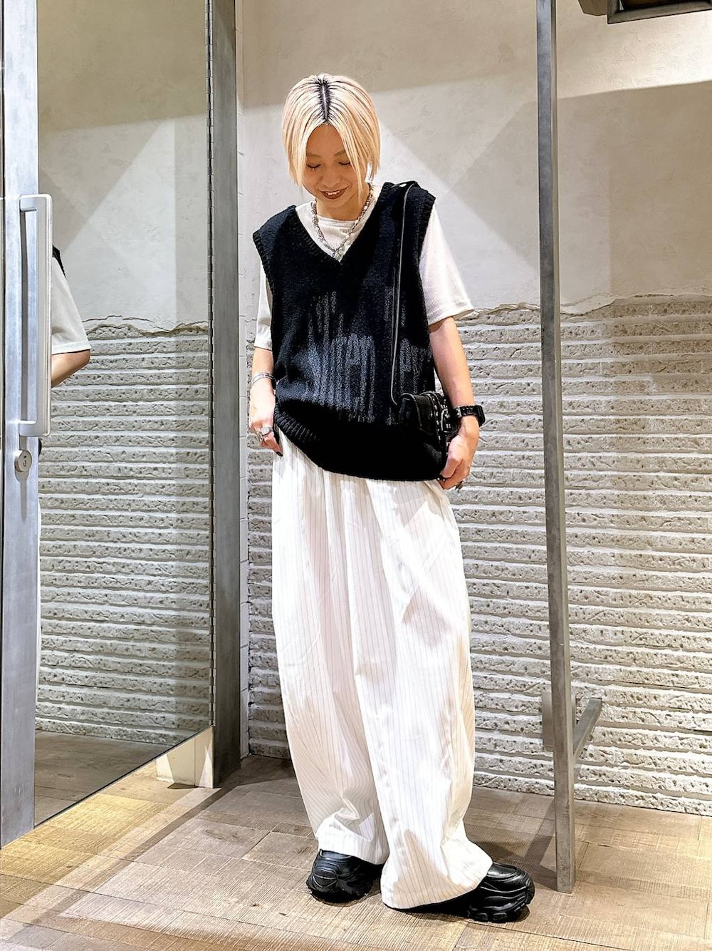 「オーバーサイズ、メンズライク、カジュアル、カジュアルコーデ、ベスト、ローファー、JEANASIS」｜「JEANASISのタンスイパールチャームネックレス/414121（ネックレス、シルバー系）」を使った、みきのすけさん（レディース・160cm）の夏コーディネートの1枚目の写真