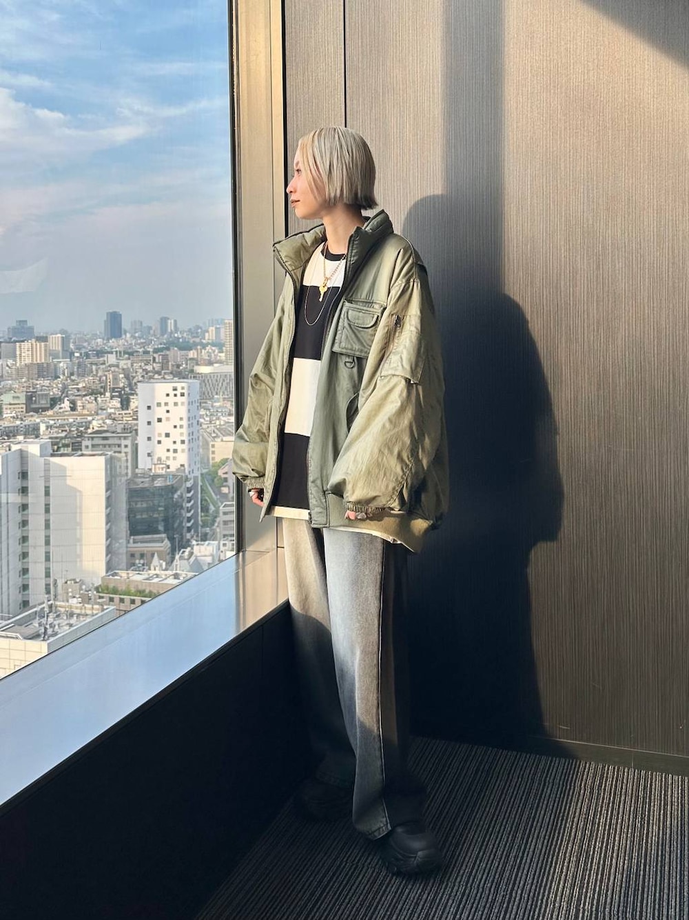 「オーバーサイズ、メンズライク、カジュアル、カジュアルコーデ、アウター、ロンT、デニムパンツ、ママコーデ、JEANASIS」｜「JEANASISのストレッチクリアスニーカーブーツ/573251（ブーツ、ブラック系）」を使った、みきのすけさん（レディース・160cm）の秋コーディネートの1枚目の写真