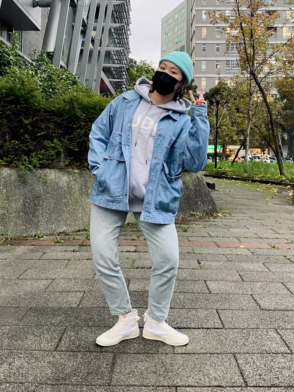 「ootd、converse、牛仔褲、hoodie、denim、blue、冬コーデ、学生、休日コーデ、コンバース、帽子」｜「PONYのアイテム（デニムジャケット、ブルー系）」を使った、caitlinccさん（レディース・163cm）の冬コーディネートの1枚目の写真