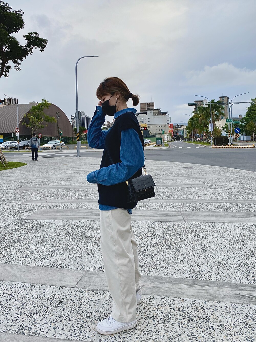 「ootd、UNIQLO、UNIQLOコーデ、UNIQLO U、冬コーデ、wiwt、コーデュロイ」｜「UNIQLO Uのアイテム（チノパンツ、ホワイト系）」を使った、caitlinccさん（レディース・163cm）の冬コーディネートの1枚目の写真