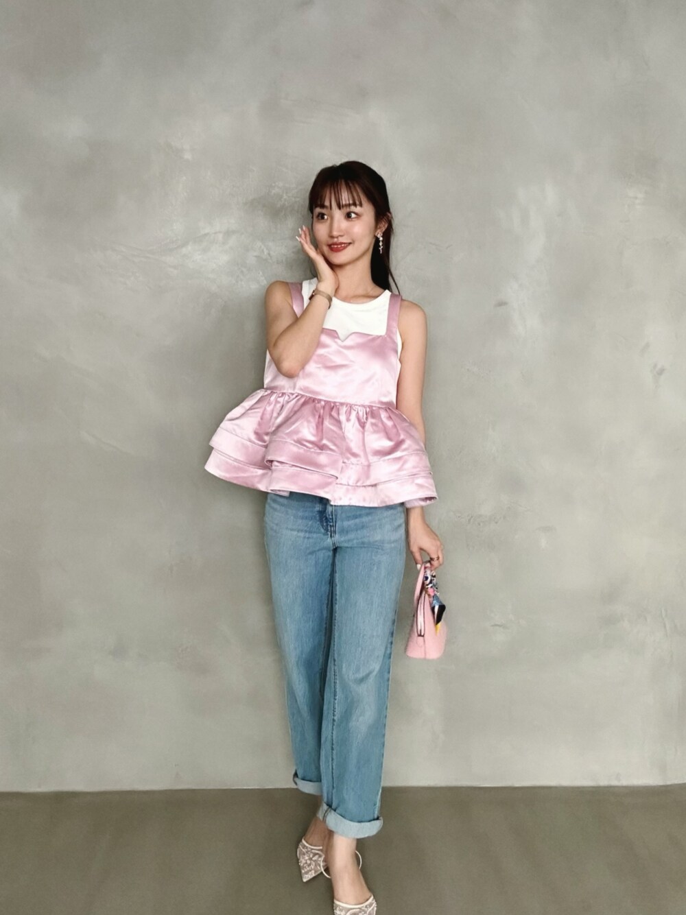 「シンプルカジュアル、オトナカワイイ、夏服コーデ、ラクチンコーデ、大人女子、キレイめカジュアル、パンツコーデ、大人ファッション、オトナカジュアル、カジュアルスタイル、きれいめコーデ、おしゃれさんと繋がりたい、大人ガーリー」｜「MERAKIのサテンビスチェ（キャミソール、ピンク系）」を使った、natsukiさん（骨格ウェーブ・レディース・159cm）の夏コーディネートの1枚目の写真