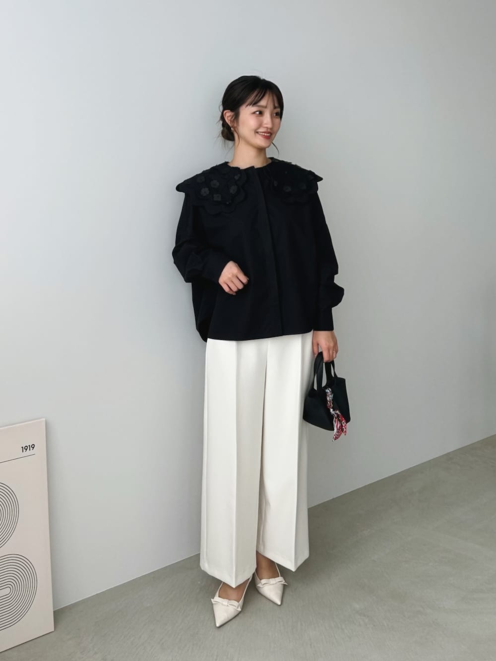 「春服コーデ、シンプルコーデ、キレイめカジュアル、大人コーデ、大人女子、今日のコーデ、ママファッション、モノトーン、オトナカワイイ、高見え、骨格ウェーブ、骨格ウェーブコーデ、骨格ウェーブ×イエべ秋」｜「MERAKIのスカラップフラワーブラウス（シャツ/ブラウス、ブラック系）」を使った、natsukiさん（骨格ウェーブ・レディース・159cm）の春コーディネートの1枚目の写真