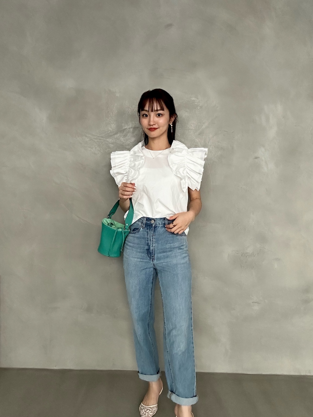 「シンプルカジュアル、ラクチンコーデ、夏服コーデ、大人女子、キレイめカジュアル、パンツコーデ、大人ファッション、オトナカジュアル、カジュアルスタイル、きれいめコーデ、梅雨コーデ、大人ガーリー」｜「MERAKIのギャザーフリル袖ブラウス（シャツ/ブラウス、ホワイト系）」を使った、natsukiさん（骨格ウェーブ・レディース・159cm）の夏コーディネートの1枚目の写真