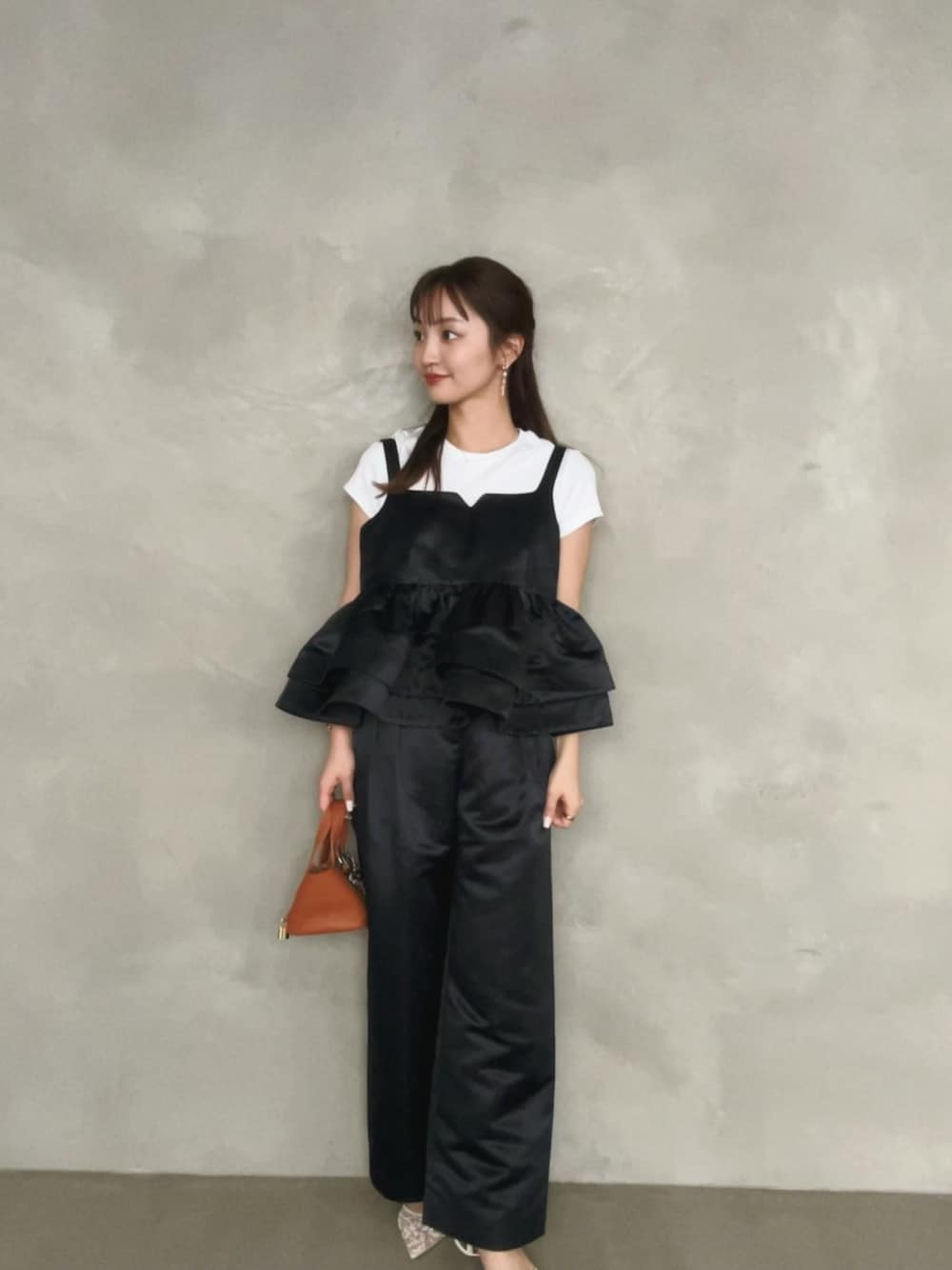 「シンプルカジュアル、夏服コーデ、大人女子、パンツコーデ、キレイめカジュアル、大人ファッション、オトナカジュアル、カジュアルスタイル、きれいめコーデ、セットアップ、セットアップスタイル、セットアップコーデ」｜「MERAKIのサテンビスチェ（キャミソール、ブラック系）」を使った、natsukiさん（骨格ウェーブ・レディース・159cm）の夏コーディネートの1枚目の写真