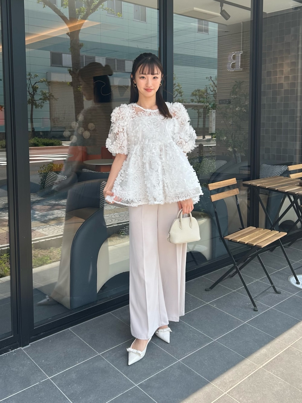 「夏コーデ、韓国ファッション、きれいめカジュアル、シアートップス、お出かけコーデ、休日スタイル、今日のコーデ、パンツコーデ、フェミニン×カジュアル、きれいめ、きれいめコーディネート、フラワー、フラワーモチーフ」｜「MERAKIのフラワードットシアーブラウス（シャツ/ブラウス、ホワイト系）」を使った、natsukiさん（骨格ウェーブ・レディース・159cm）の夏コーディネートの1枚目の写真