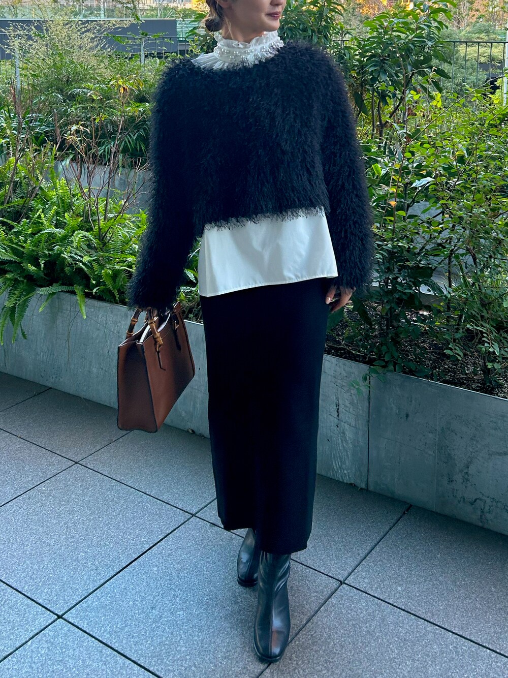 「オトナカジュアル、大人かわいい、パール、ショート丈トップス、ニット、シャギーニット、ハイネックブラウス、春めき満開コーデ、ラクチンコーデ、カジュアルスタイル、キレイめコーデ、モノトーン、モノトーンコーデ」｜「MERAKIのシャギーニット（ニット/セーター、ブラック系）」を使った、natsukiさん（骨格ウェーブ・レディース・159cm）の冬コーディネートの1枚目の写真