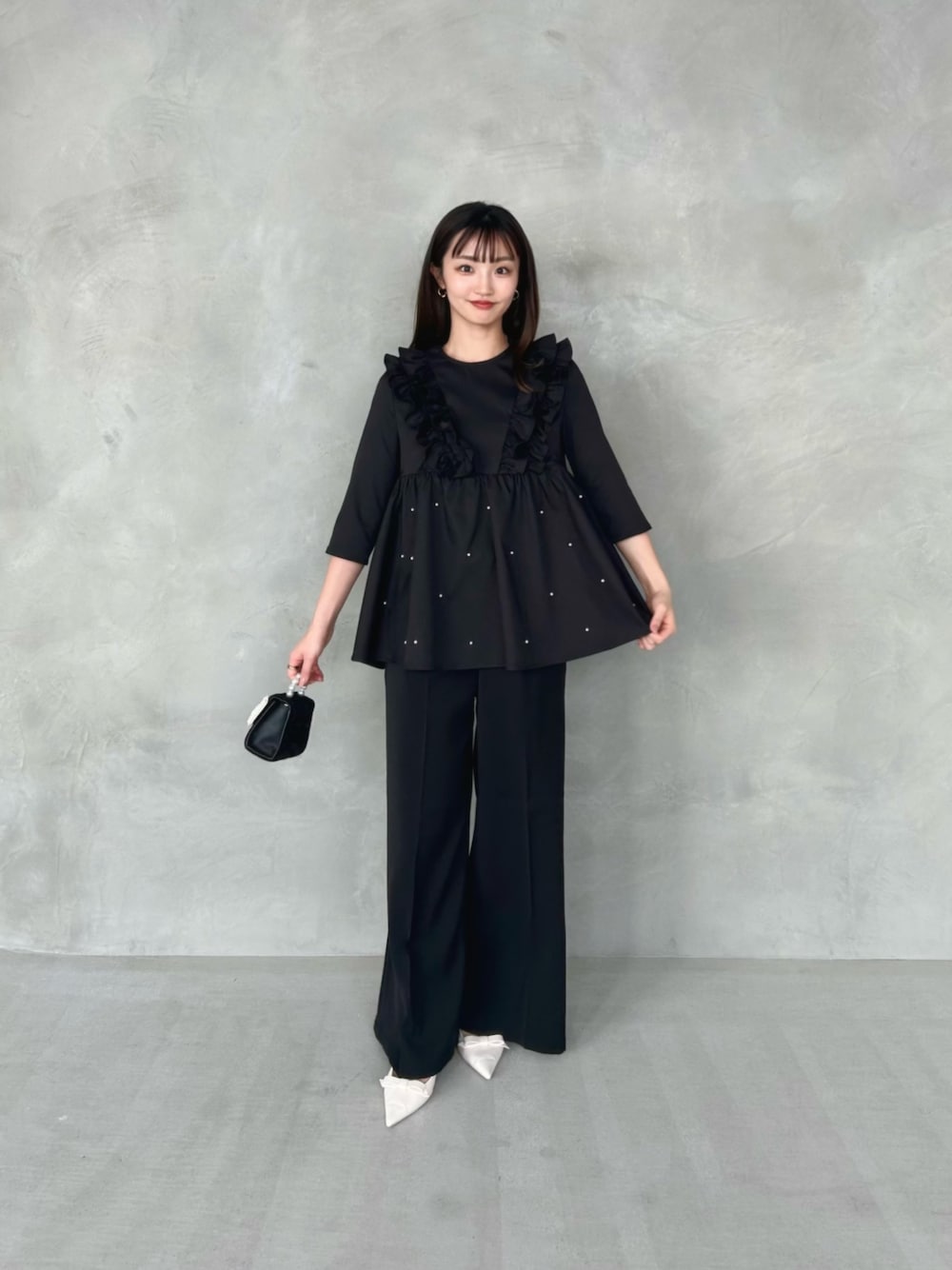 「大人カジュアル、デートコーデ、春服コーデ、きれいめコーディネート、春めき満開コーデ、大人ファッション、オトナカジュアル、カジュアルガーリー、キレイめコーデ、ブラックコーデ、ブラック」｜「MERAKIのセミワイドタックパンツ（その他パンツ、ブラック系）」を使った、natsukiさん（骨格ウェーブ・レディース・159cm）の春コーディネートの1枚目の写真