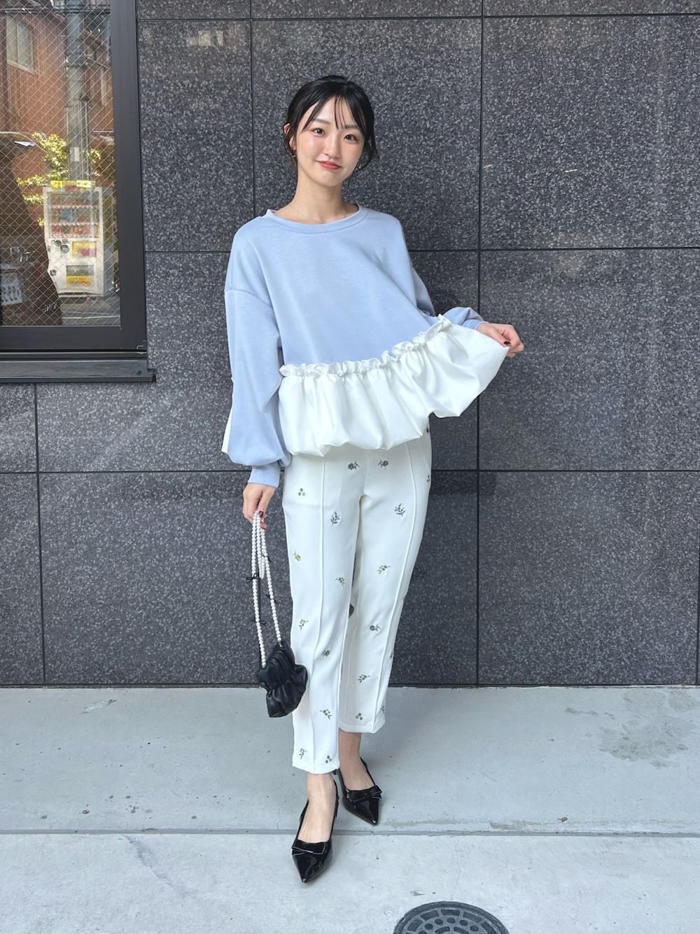 「春めき満開コーデ、春服、カジュアルガーリー、大人かわいい、春色、休日スタイル、お出かけコーデ、リボン、ショルダーバッグ、刺繍」｜「MERAKIの裾バルーンスウェット（スウェット、ブルー系）」を使った、natsukiさん（骨格ウェーブ・レディース・159cm）の春コーディネートの1枚目の写真