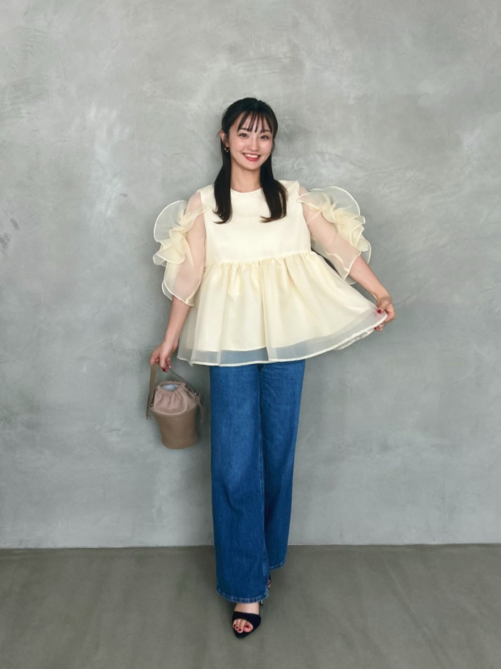 「夏コーデ、大人ファッション、夏ファッション、大人女子、今日のコーデ、パンツスタイル、きれいめコーディネート、フリル、フリルトップス、ブラウス、ブラウス×デニム、ペプラム、ぺプラムトップス」｜「MERAKIのペプラムシアーブラウス（シャツ/ブラウス、イエロー系）」を使った、natsukiさん（骨格ウェーブ・レディース・159cm）の夏コーディネートの1枚目の写真