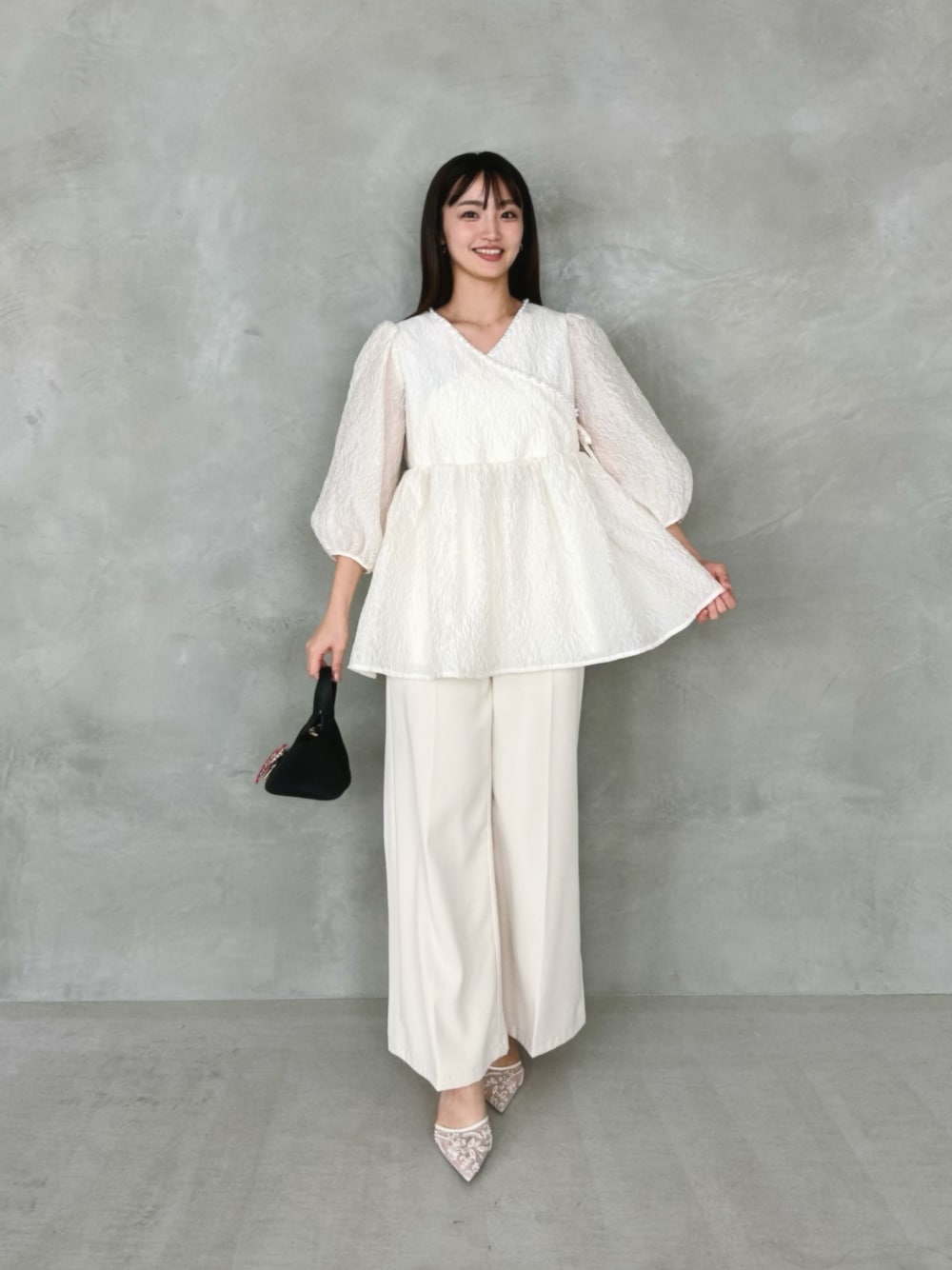 「春めき満開コーデ、淡色コーデ、春色、休日スタイル、デートコーデ、お出かけコーデ、シアートップス、春服、オトナカジュアル、大人女子、キレイめカジュアル、春カラー、オトナカワイイ、シンプル、カジュアルガーリー」｜「MERAKIのシアージャガードパールブラウス（シャツ/ブラウス、ホワイト系）」を使った、natsukiさん（骨格ウェーブ・レディース・159cm）の春コーディネートの1枚目の写真