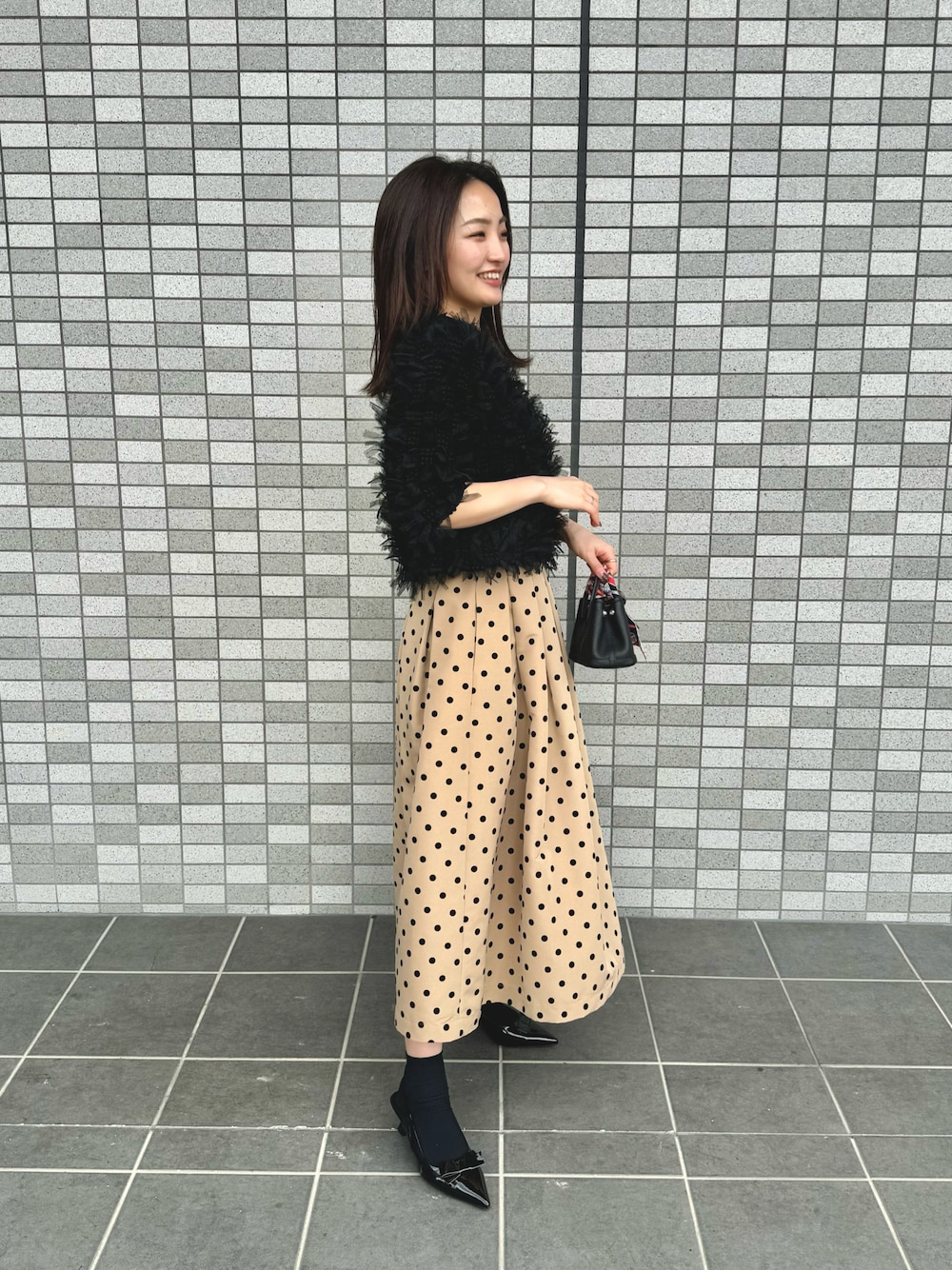 「大人かわいい、フェミニン、きれいめカジュアル、お出かけコーデ、シャギー、夏コーデ、フロッキー」｜「KOBE LETTUCEのバックストラップリボンパンプス（パンプス、ブラック系）」を使った、natsukiさん（レディース・159cm）の夏コーディネートの1枚目の写真