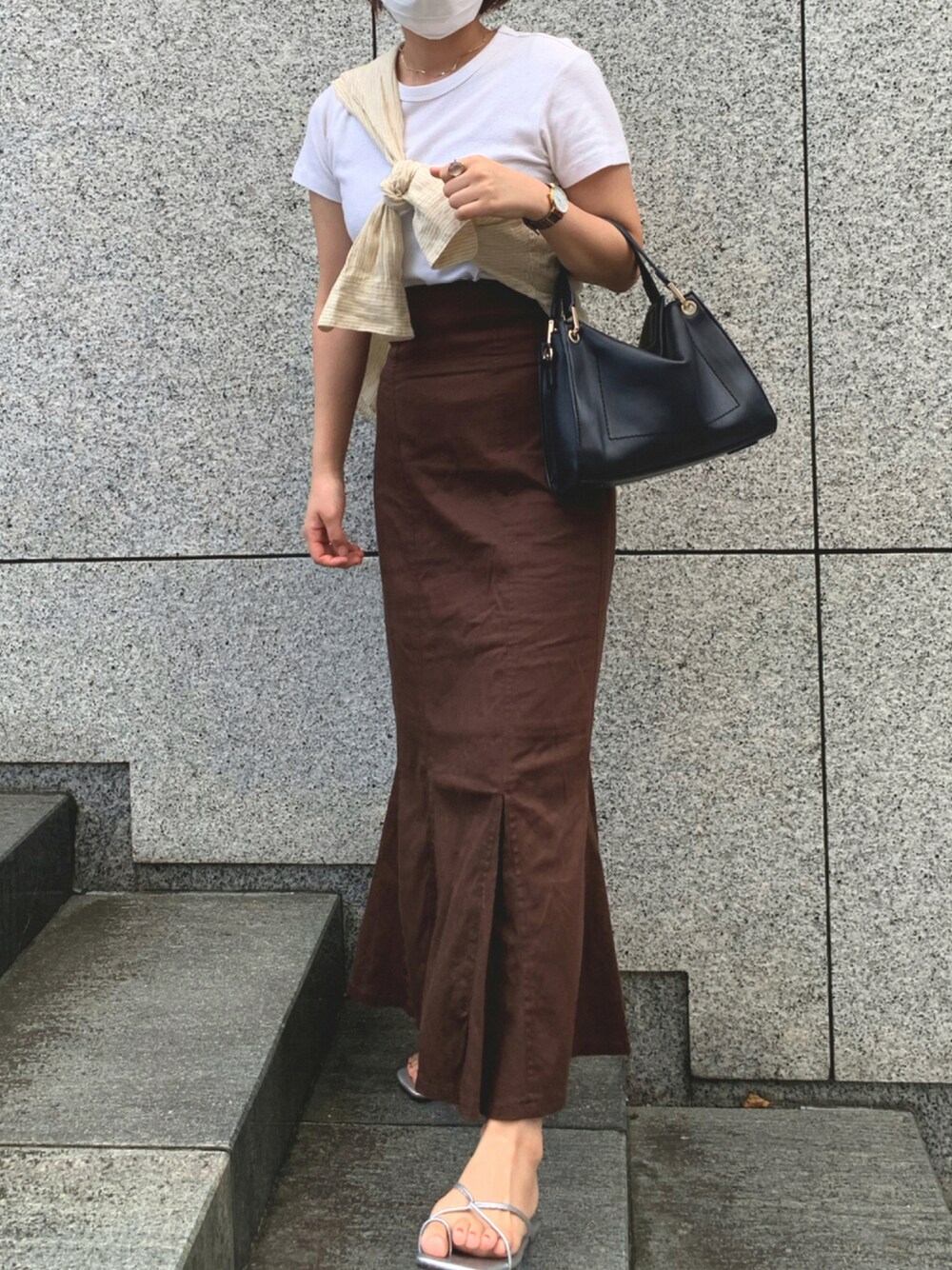 「ショルダーバッグ、秋のコーデ、休日コーデ、マーメイドスカート、低身長コーデ、たすき掛け、韓国ファッション、おしゃれさんと繋がりたい、秋トレンド2021」｜「無印良品のアイテム（Tシャツ/カットソー、ホワイト系）」を使った、mo4mo4kameさん（レディース・157cm）の秋コーディネートの1枚目の写真