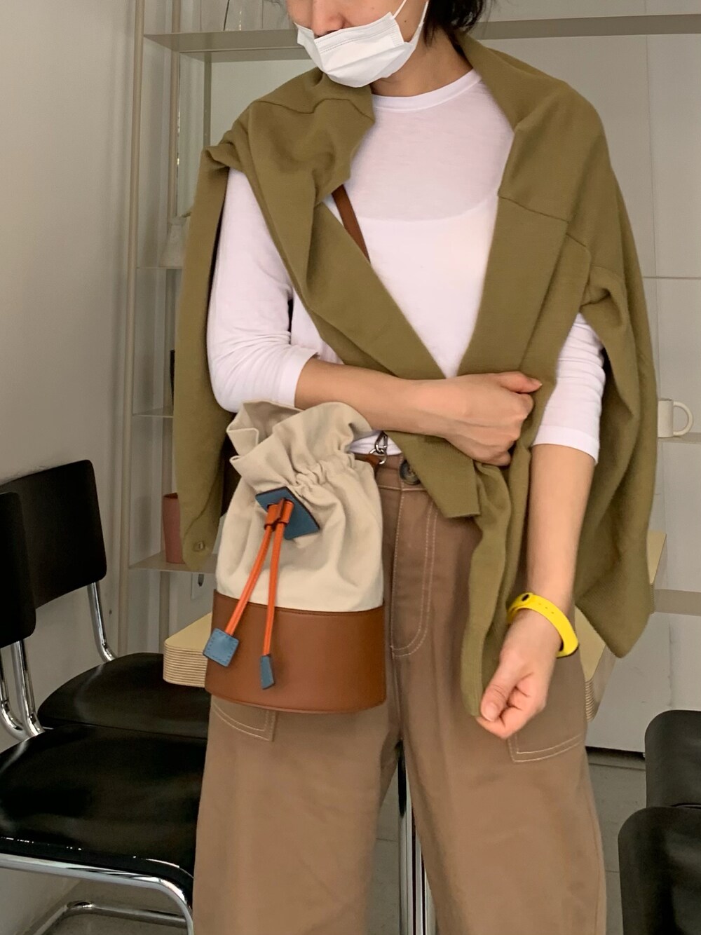 「カジュアル、カジュアルコーデ、カジュアルバッグ、ベージュ、ベージュコーデ、オリーブ、ootd、ブラウン、ブラウンコーデ、秋のコーデ」｜「faffの【faff 】チューブバッグ / Tube bag（ショルダーバッグ、ベージュ系）」を使った、PFgirl さん（レディース・164cm）の秋コーディネートの1枚目の写真