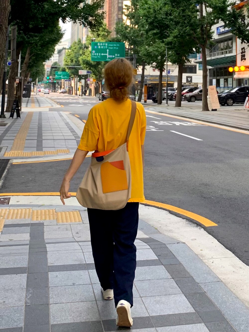 「カジュアル、ベージュ、黄色、カジュアルバッグ、カジュアルコーデ、ootd」｜「faffの【faff 】コーナーバッグ / Corner bag（ショルダーバッグ、ベージュ系）」を使った、PFgirl さん（レディース・164cm）の秋コーディネートの1枚目の写真