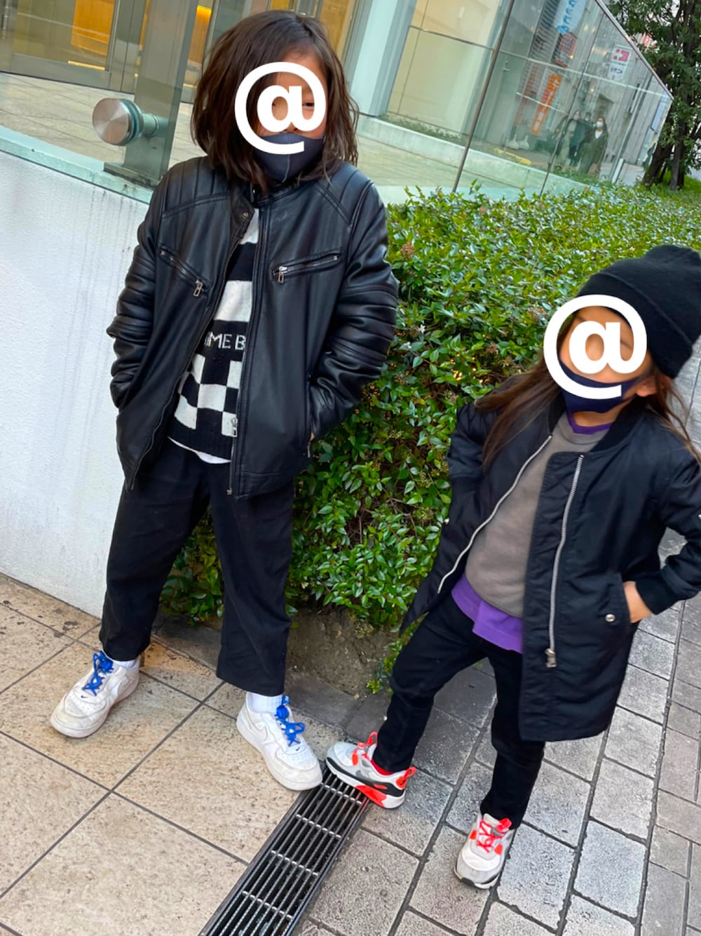 「休日スタイル、キッズコーデ、冬コーデ、kids、男の子、兄弟コーディネート、NIKE、スニーカー、ライダースジャケット、MA-1、ロングコート、ブラックコーデ、ニット帽、スキニー、スラックスパンツ」｜「ZARAのアイテム（ライダースジャケット、ブラック系）」を使った、ill selectさん（キッズ・125cm）の秋コーディネートの1枚目の写真