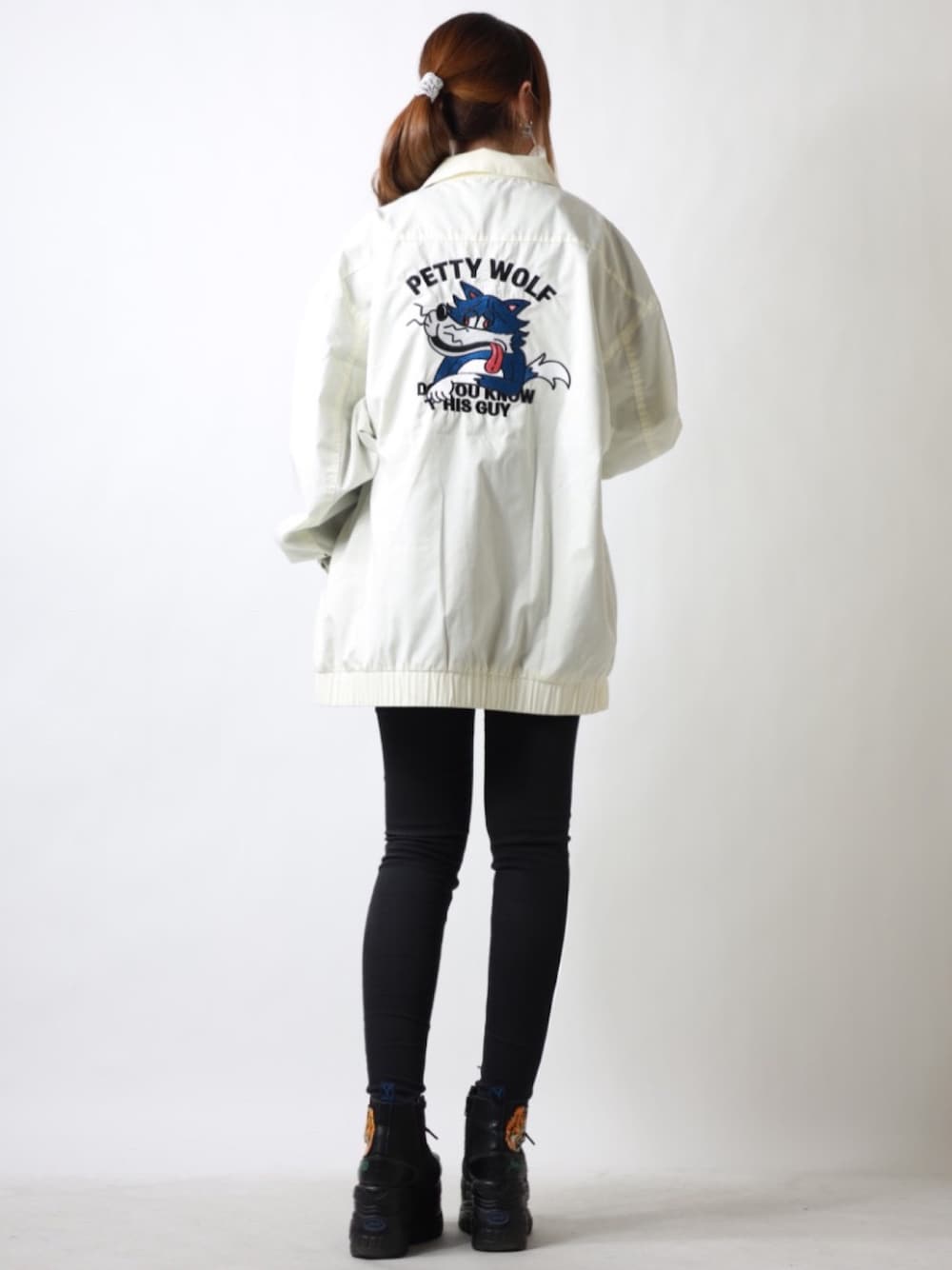 「カジュアルコーデ、春服、シンプル、パンツスタイル、スニーカーコーデ、ビッグシルエット、古着MIX、シンプルコーデ、春アウター、厚底シューズ、春コーデ、厚底スニーカー、YOSUKE、johnscloset、ジョンズクローゼット」｜「JEANASISのJEGGINGS /748520（デニムパンツ、ブラック系）」を使った、えむこさん（レディース・151cm）の冬コーディネートの1枚目の写真