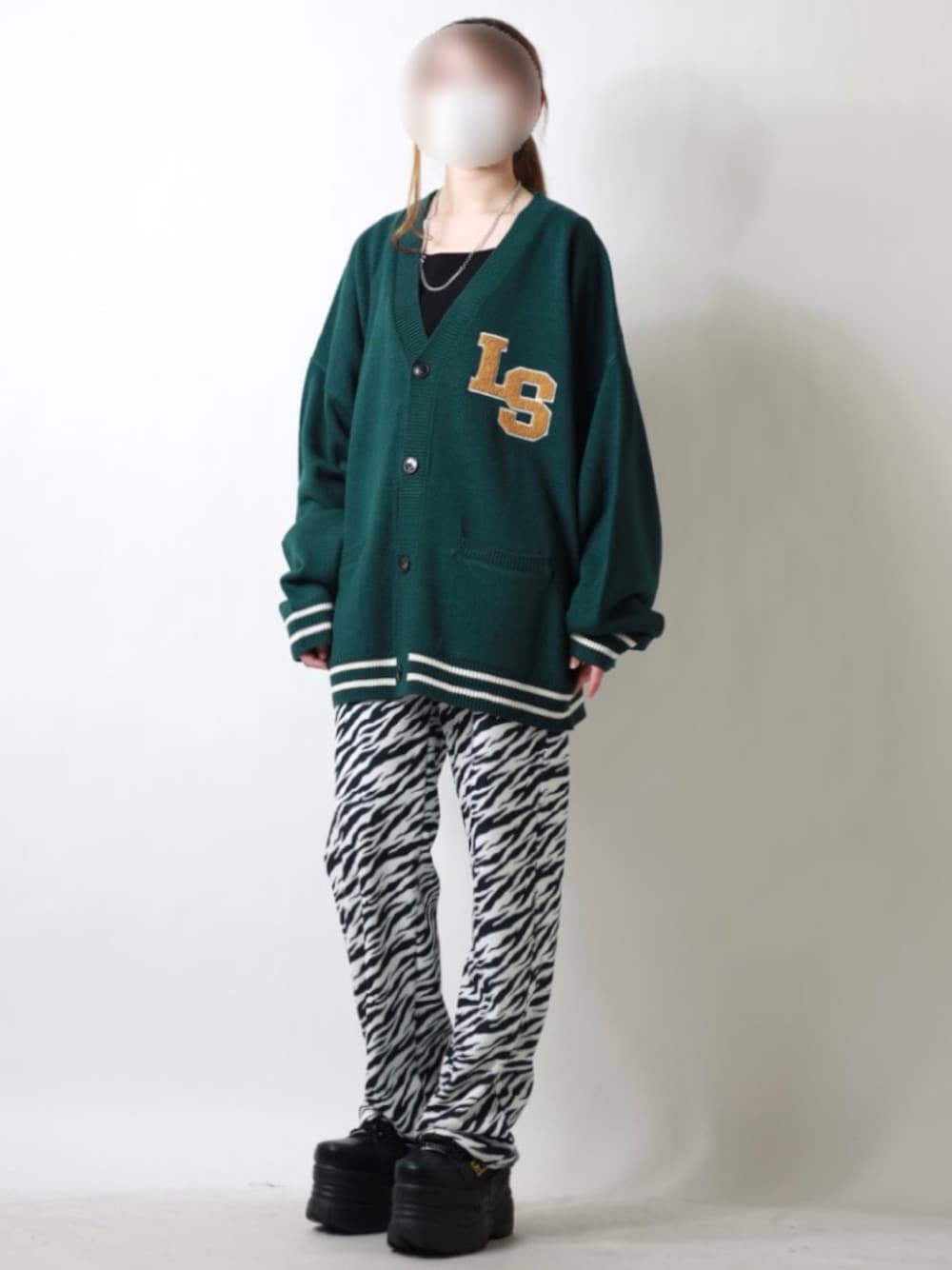 「春アウター、春服みてみて、厚底シューズ、カーディガン、春コーデ、レイヤードスタイル、プチプラ、グリーン、ゼブラ柄、ストリート、古着MIX、休日スタイル、おしゃれさんと繋がりたい、低身長コーデ、アニマル柄」｜「X-girlのMULTI PATTERN EASY STRAIGHT PANTS 2（その他パンツ、ホワイト系）」を使った、えむこさん（レディース・151cm）の春コーディネートの1枚目の写真
