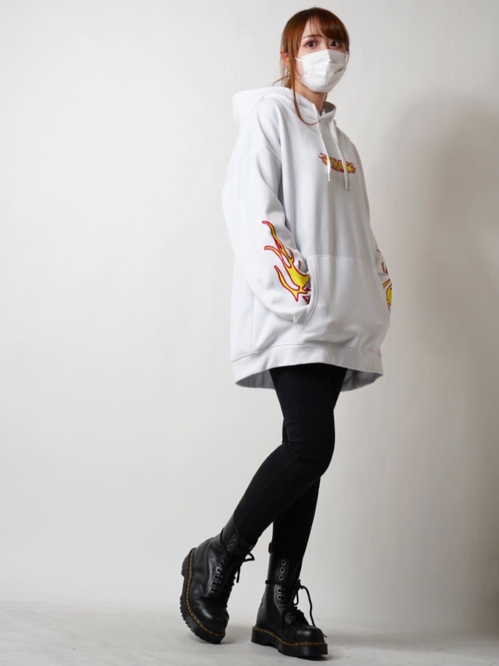 「クリスマスに着たい服、ブーツ、マイベストコーデ2021、休日スタイル、ビッグシルエット、ストリート、プチプラ、あったかコーデ、シンプル、パーカー、スキニーデニム、Dr.Martens、白パーカー、メンズライク、Dr.martens 10ホール」｜「Dr. Martensのアイテム（ブーツ、ブラック系）」を使った、えむこさん（レディース・151cm）の冬コーディネートの1枚目の写真