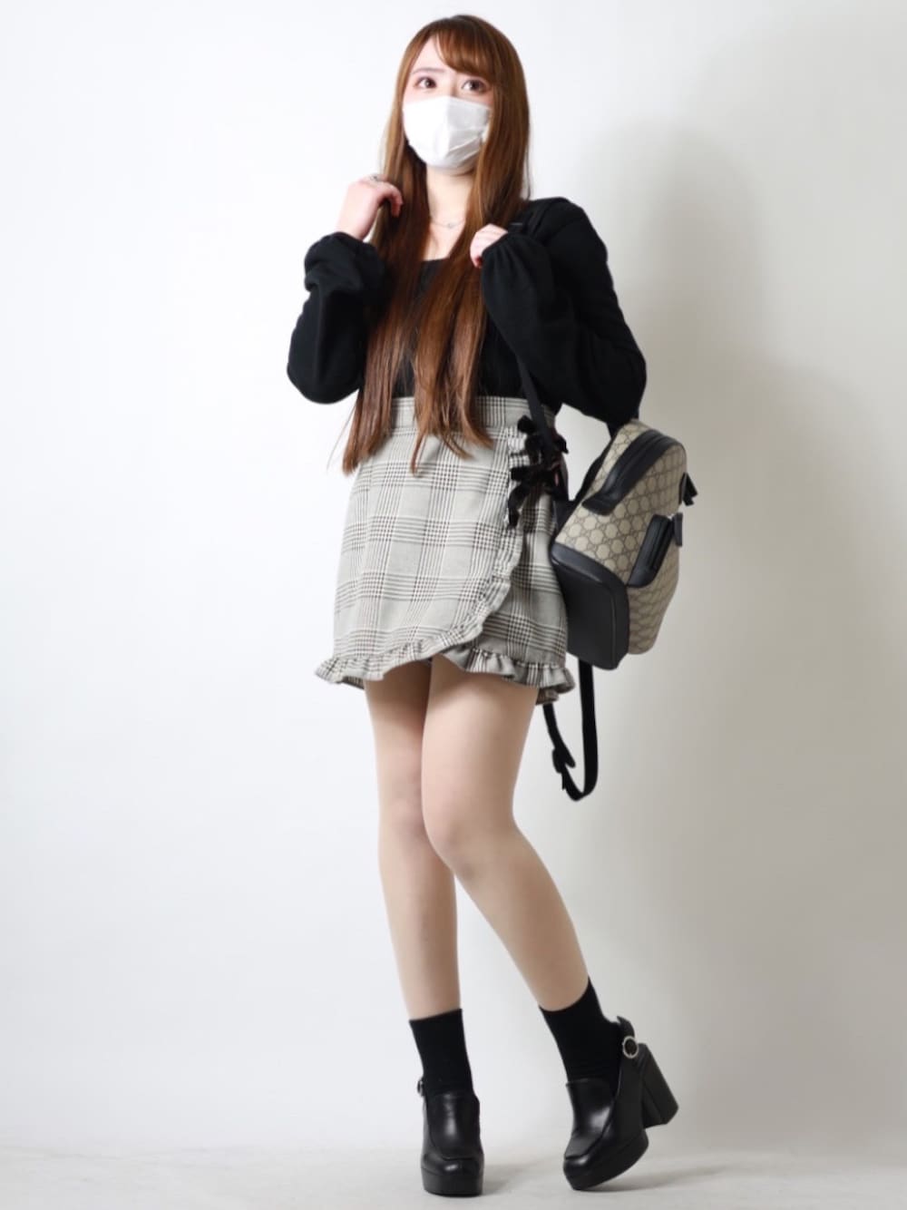 「低身長コーデ、チェック柄に恋してる、シンプルコーデ、厚底シューズ、ブラウンコーデ、ガーリー、カシュクール、ニット、ミニスカート、リュック、おしゃれさんと繋がりたい、休日コーデ、リボン、フリル、GUCCI」｜「GUCCIのアイテム（バックパック/リュック、ベージュ系）」を使った、えむこさん（レディース・151cm）の冬コーディネートの1枚目の写真