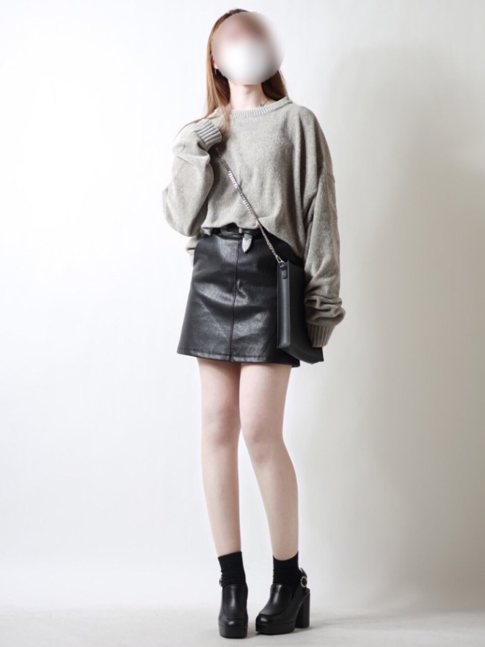 「オトナ女子、ニット、ビッグシルエット、カラーニット、プチプラ、GRL、あったかコーデ、ボリューム袖、レザースカート、低身長女子、低身長、ショルダーバッグ、休日スタイル、大人カジュアル、ミニスカート」｜「R&Eのアイテム（シューズ、ブラック系）」を使った、えむこさん（レディース・151cm）の冬コーディネートの1枚目の写真