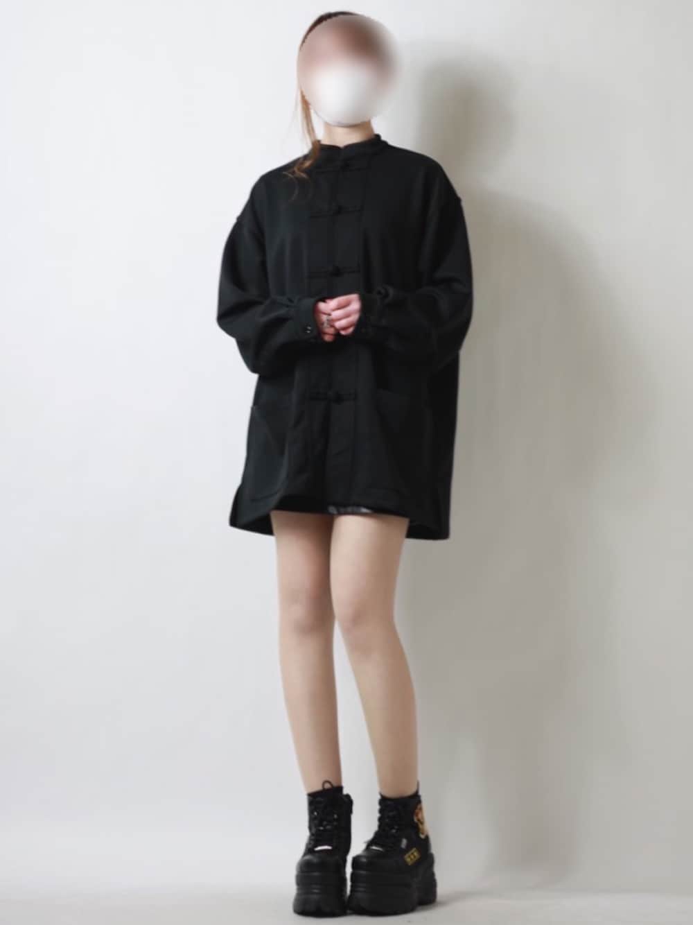 「ビッグシルエット、チャイナシャツ、オールブラック、オーバーサイズ、厚底シューズ、厚底スニーカー、YOSUKE、モノトーン、低身長コーデ、ブラックコーデ、シンプル、サブカル、ビッグシャツ、チャイナ、春コーデ」｜「YOSUKEの「YOSUKE/ヨースケ」厚底レースアップハイカットスニーカー（スニーカー、ブラック系）」を使った、えむこさん（レディース・151cm）の冬コーディネートの1枚目の写真