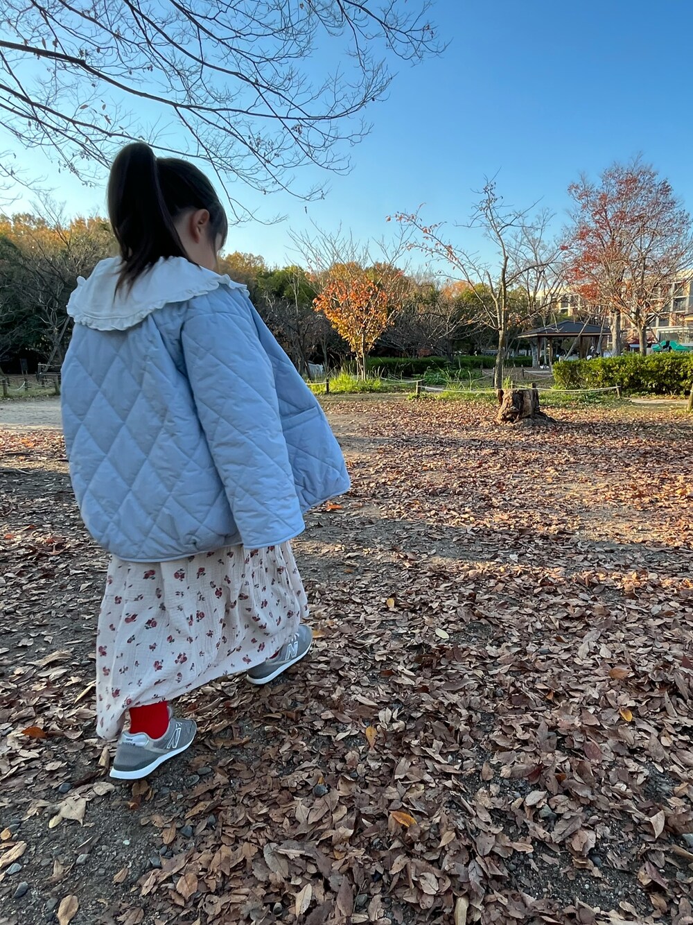 「キッズコーデ、冬コーデ、秋コーデ、女の子コーデ、6歳女の子、lowrysfarmkids」｜「LOWRYS FARMのナカワタノーカラージャケット　344669（ブルゾン、ブルー系）」を使った、okahoさん（キッズ・120cm）の秋コーディネートの1枚目の写真