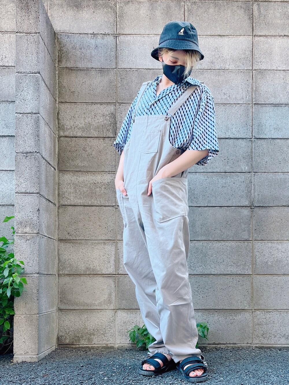「夏、夏コーデ、今日のコーデ、サロペット、古着、シルクシャツ、バケットハット、スポーツサンダル」｜「GREEN BOWLのアイテム（サロペット/オーバーオール、シルバー系）」を使った、コテンコテツさん（レディース・165cm）の夏コーディネートの1枚目の写真