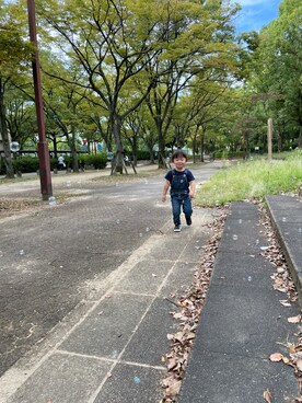「公園コーデ」｜「アイテム（オールインワン・サロペット）」を使った、りーちゃん👧🏻さん（キッズ・90cm）の秋コーディネート