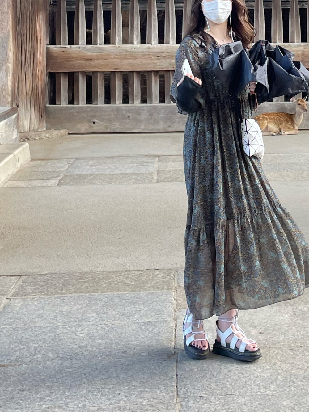 「Dr. MartensのDr.Martens　NARTILLA HYDRO（サンダル、ホワイト系）」を使った、Mayaさん（レディース・167cm）の秋コーディネートの1枚目の写真