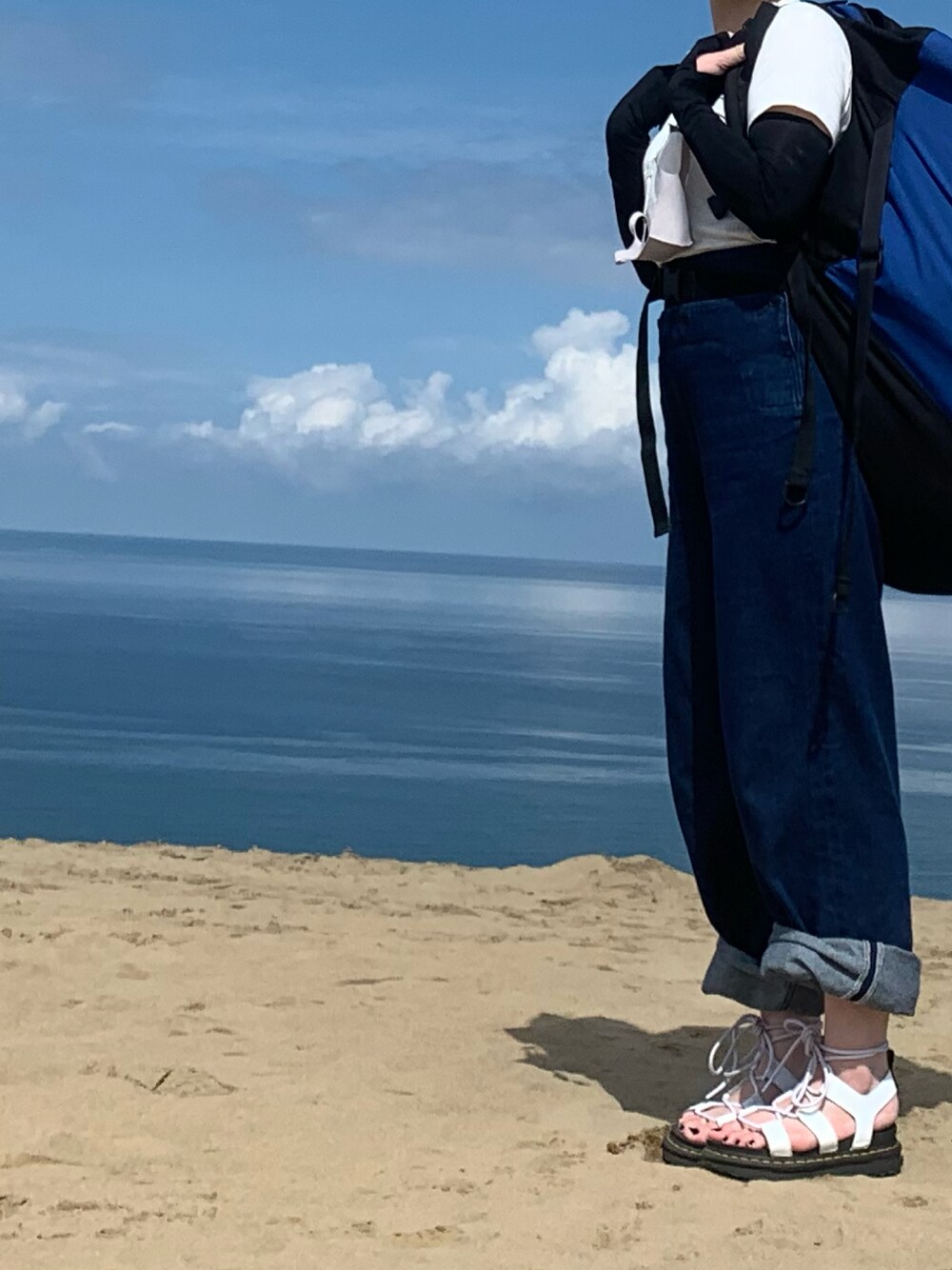 「Dr. MartensのDr.Martens　NARTILLA HYDRO（サンダル、ホワイト系）」を使った、Mayaさん（レディース・167cm）の秋コーディネートの1枚目の写真